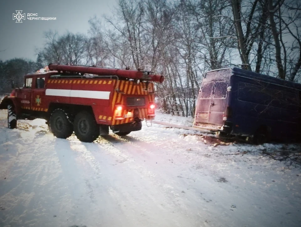 Сім пожеж за добу: на Чернігівщині горіли будинки, транспорт та об’єкт фото №2