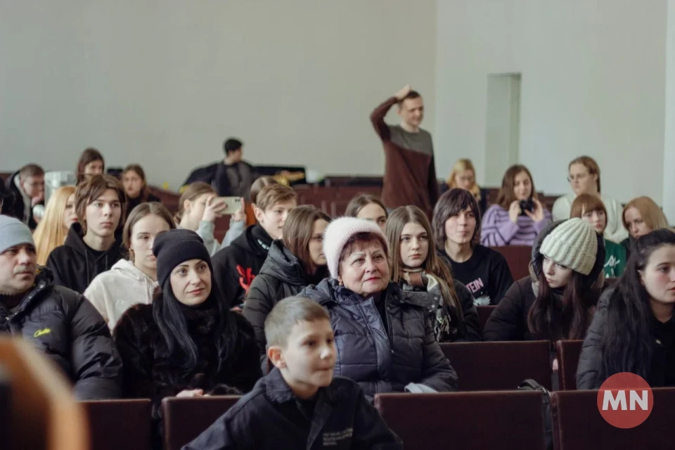 Танцювали, співали, збирали гроші на ЗСУ: у Ніжині відбувся творчий вечір фото №5