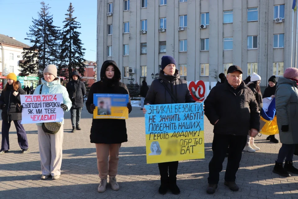 Ще не всі вдома: у Ніжині мітингували на підтримку безвісти зниклих та полонених захисників фото №12