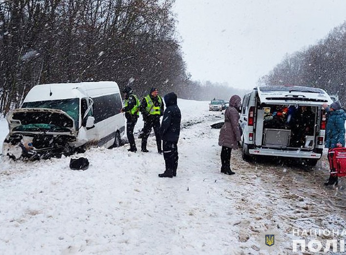 ДТП на Чернігівщині: мікроавтобус зіштовхнувся з легковиком