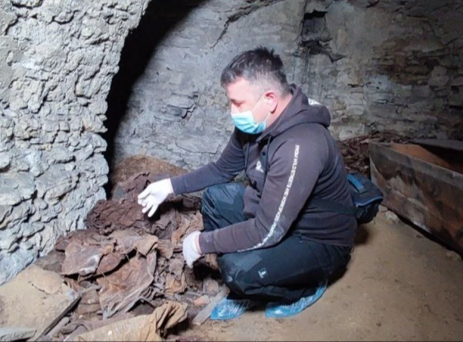 Під собором на Тернопільщині знайшли розграбовані поховання