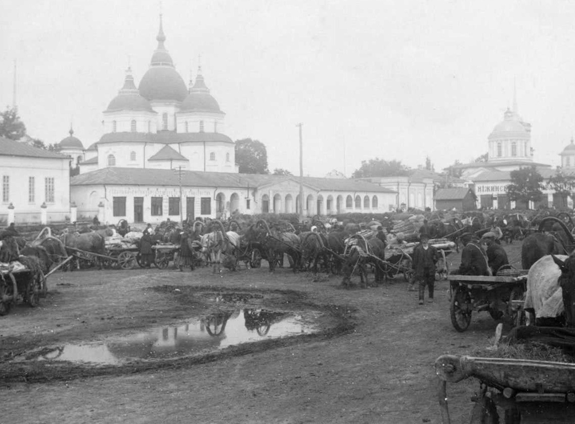 На фото одна з ніжинських площ у 1920-х роках. Як вона називається зараз?