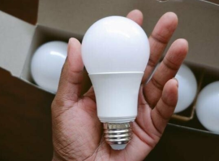 Пенсіонери зможуть додатково отримати по п'ять ламп у відділеннях «Укрпошти»