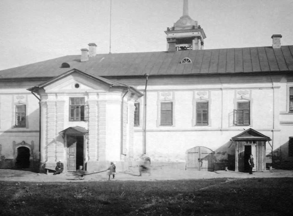 На фото з 1920-х років один з легендарних будинків Ніжина. Під якою назвою він відомий?