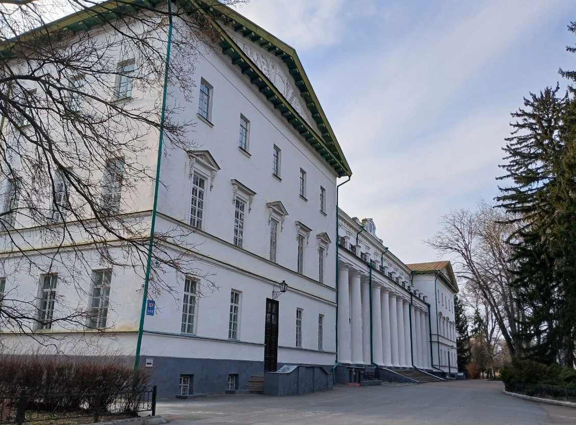 Хто з українських байкарів навчався в Ніжині у гімназії?