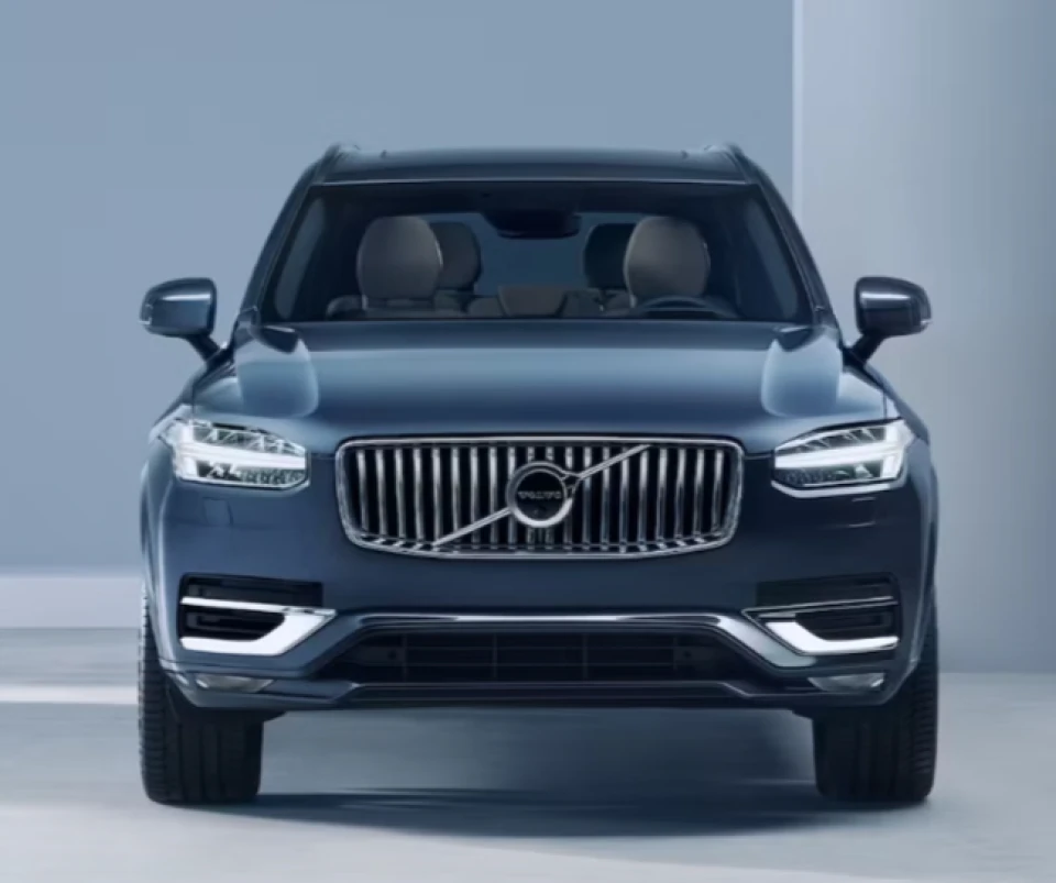 Екстер'єр Volvo XC90 із знаменитими передньою решіткою радіатора та дизайном фар.