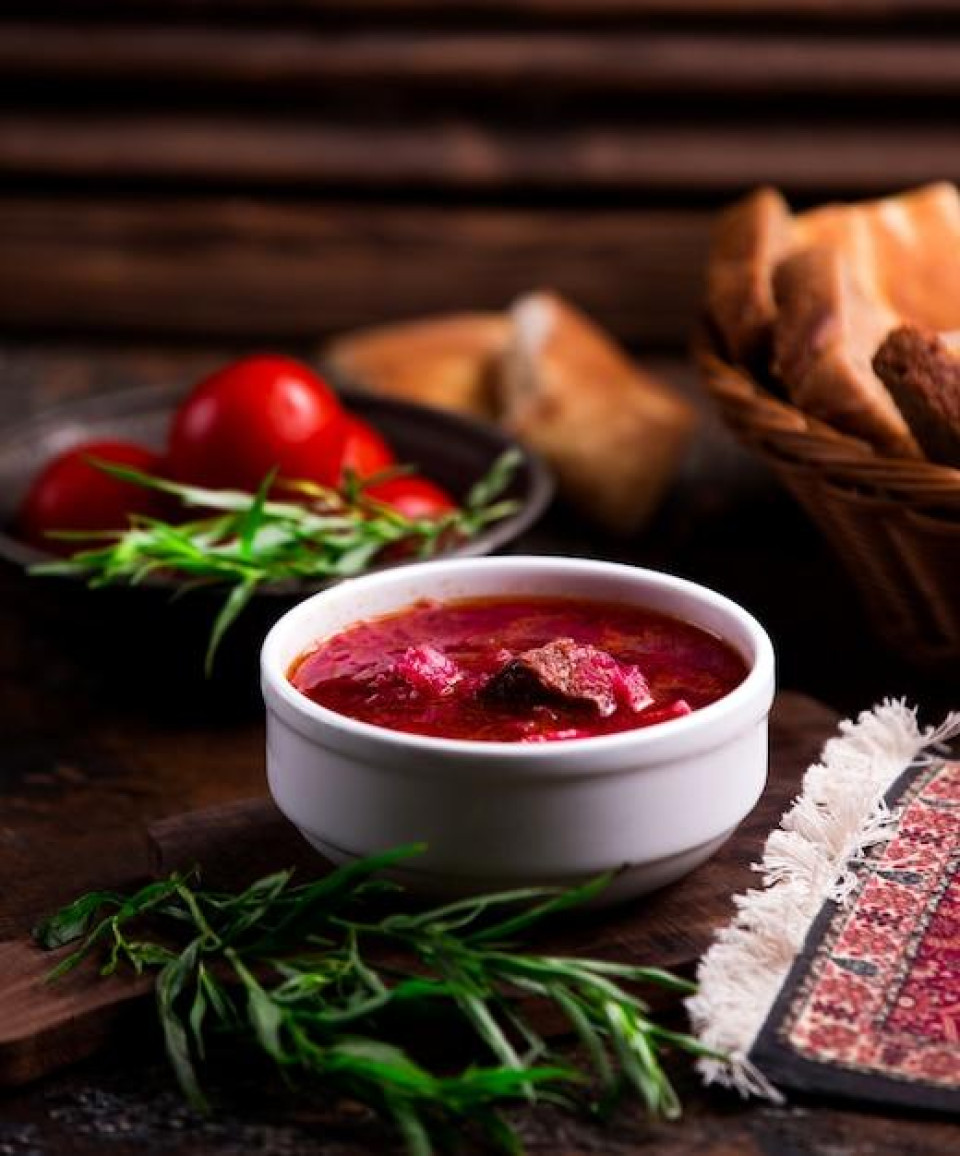 Free photo borsch with meat in a white bowl