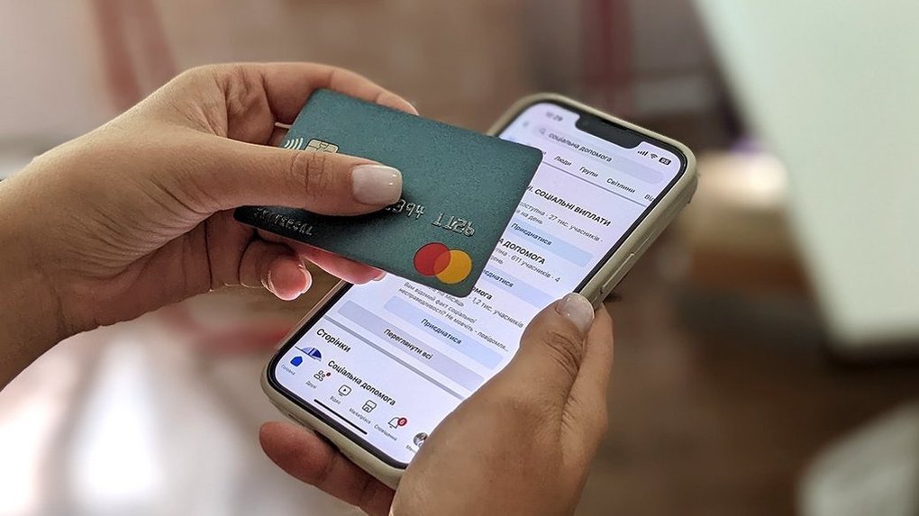 Що порадити батькам, якщо їм телефонує «співробітник банку» і просить назвати код із SMS?