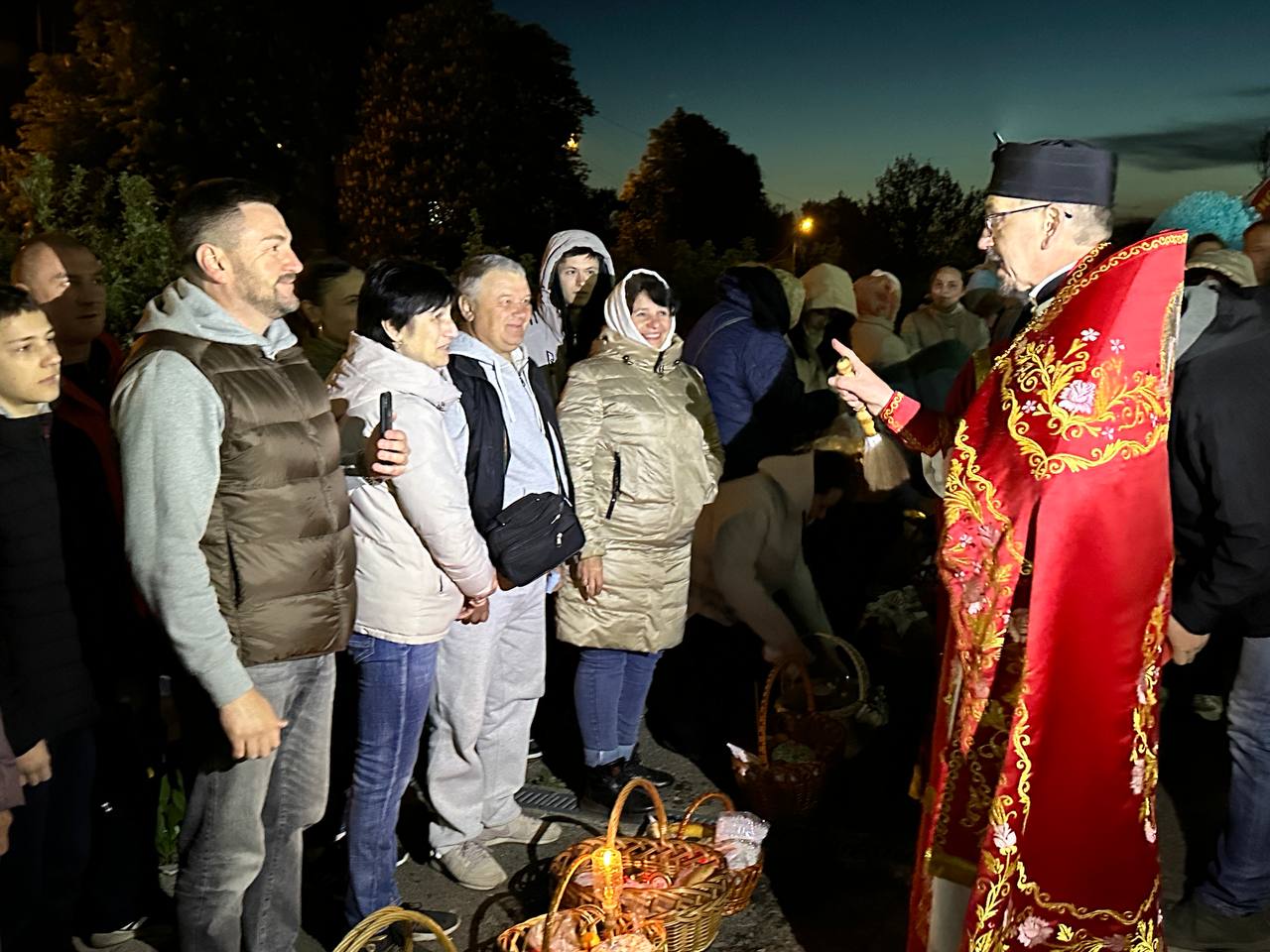 Що традиційно роблять у ніч перед Великоднем?
