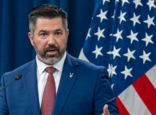 Пентагон заявив про намір зупиняти всі судна з венесуельською нафтою і каже, що танкери вже змінюють курс