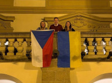 Українські прапори знову зʼявилися на будівлі парламенту Чехії після скандального демонтажу