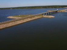 Армія росії вдарила по греблі Печенізького водосховища на Харківщині