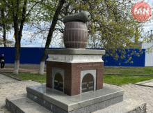 Пам’ятнику ніжинському огірку виповнилося 20 років