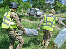 У центрі Києва біля дороги поліцейські вилучили бойову частину російського дрона 