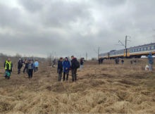 Поїзд Київ–Славутич зупинили під Ніжином під час тривоги: пасажирів висадили в полі