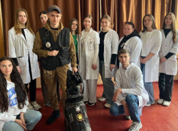 Ніжинські студенти зустрілися з кінологом та з вівчаркою Неро, яка допомагає виявляти боєприпаси