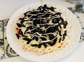 Салат до 8 Березня: поєднання крабових паличок, чорносливу та горіхів