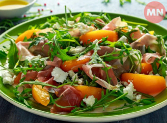 "Літній спалах": салат з персиками, руколою та фетою, надзвичайний смак