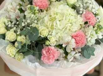 В чем особенности и символическое значение букетов из гипсофилы, которые можно заказать в Дубае на сайте флористической студии DJflowers