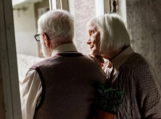 Пенсіонерам за кордоном призупинять виплати: хто має підтвердити особу