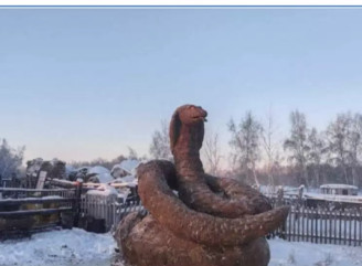 На росії символ 2025 року зліпили з лайна