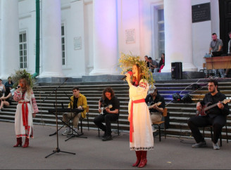  Всупереч війні: у Ніжині відбувся благодійний концерт просто неба - Фото