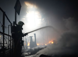 У Мукачевому досі горить підприємство, атаковане росією 21 серпня