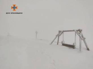 Карпати засипало снігом, температура впала до мінус трьох