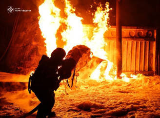 У Ніжині поранені четверо рятувальників під час гасіння пожеж після обстрілів РФ