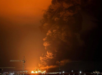 У Феодосії горить нафтобаза після атаки дронів: окупаційна влада заявляє про понад 20 збитих БПЛА