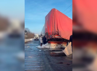 На Чернігівщині потяг зіткнувся з вантажівкою на залізничному переїзді