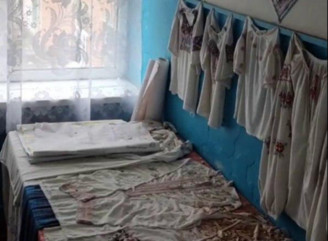 Український військовий врятував старовинні вишиванки зі зруйнованої школи на Харківщині