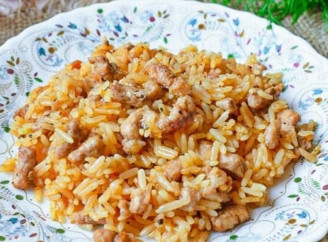 Швидка вечеря на одній пательні: рис із фаршем у томатному соусі 