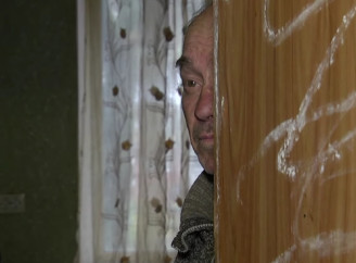 Купи сміття та сморід: чернігівець тероризує сусідів у комунальній квартирі - Відео