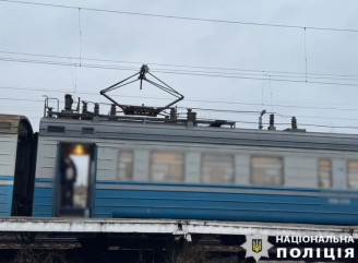 На Ніжинщині 14-річний підліток виліз на дах електрички під час її руху: хлопця госпіталізували