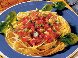 Рецепт смачної італійської пасти з куркою та томатами