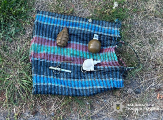 На Ніжинщині у перехожого виявили дві гранати із запалами