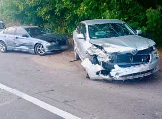На Ніжинщині лоб у лоб зіткнулися BMW і Skoda: водії в лікарні