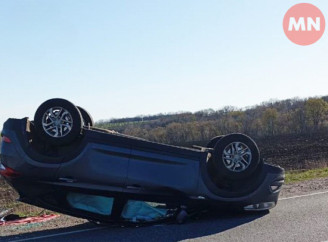 На Ніжинщині перекинулась автівка: водійку госпіталізували до ніжинської лікарні