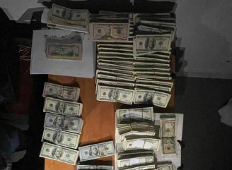«Місячна каса» на митниці: НАБУ вилучило мільйон доларів на Волині, обшуки тривають на Закарпатті