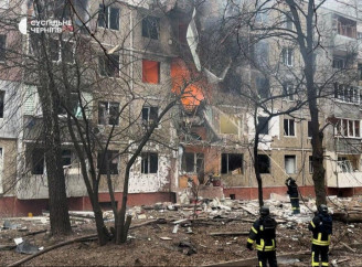 У Чернігові російський дрон влучив у п’ятиповерхівку, є загиблі та поранені