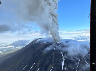На Камчатці вперше прокинувся давній вулкан Крашеннікова — зафіксовано попіл, сейсмічну активність і загрозу цунамі