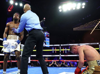 Перша поразка в кар'єрі: Денис Берінчик програв Кішону Девісу технічним нокаутом