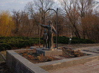 Ніжинська «Вчителька» відзначає 35 років — перший в Україні пам’ятник освітянській праці