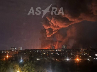 У окупованому Донецьку вночі пролунали вибухи: загорівся колишній гіпермаркет «Ашан»