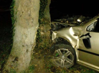 У Прилуках водій врізався в дерево: травмувалися троє людей