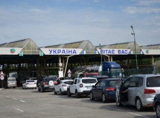 Українці масово повертаються додому — пасажиропотік на кордоні зростає