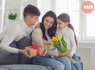 Ніжність у календарі: коли в Україні святкують День матері 2025