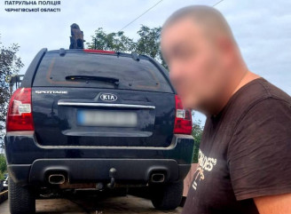 У Чернігові п’яний водій тікав від патрульних із пляшкою горілки в салоні