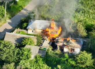 Загорілася нежила будівля: росіяни обстріляли три громади Чернігівщини